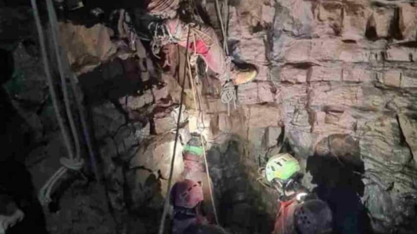 Vrouw na 36 uur uit grot van 150 meter diep gered in Italië