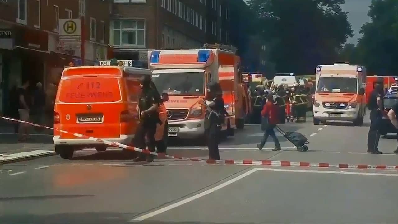 Veel hulpdiensten aanwezig na aanval met mes in Hamburg