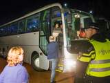 De bus met vluchtelingen komt aan in Oranje.
