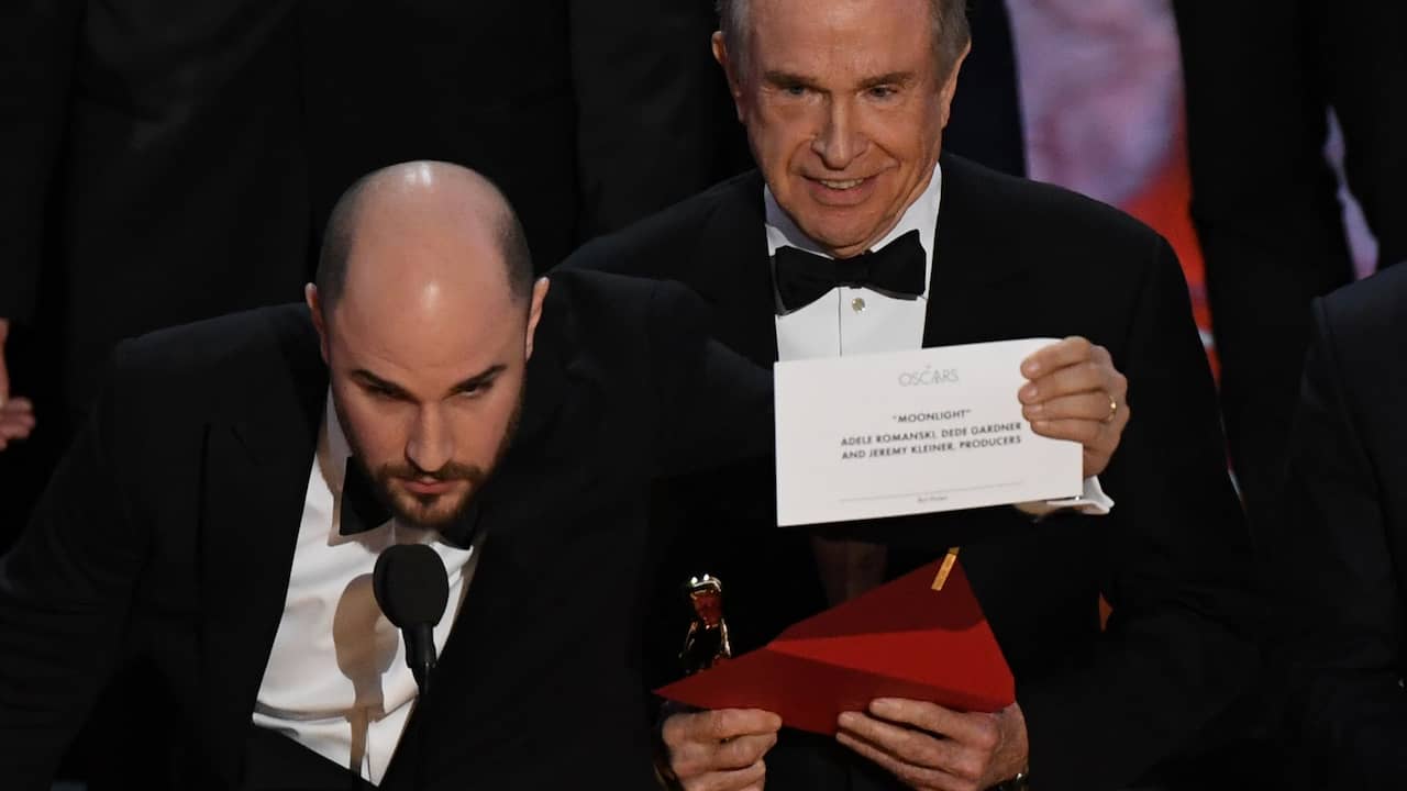 Warren Beatty roept La La Land per ongeluk uit tot winnaar; Moonlight blijkt namelijk de beste film te zijn.
