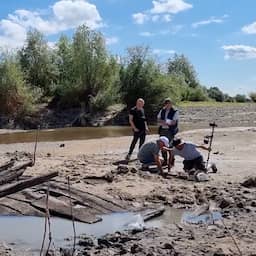 Video | Scheepswrak komt bloot te liggen door extreme droogte aan de Waal