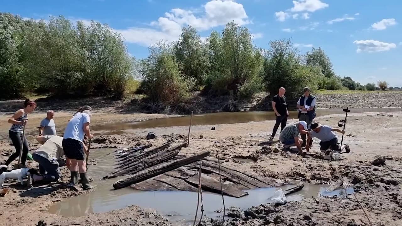 Beeld uit video: Droogte aan de Waal legt scheepswrak bloot