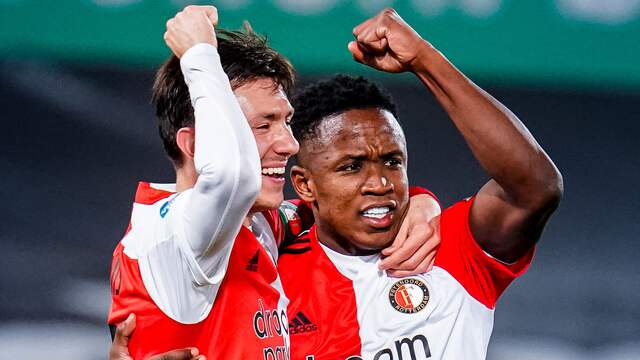 Steven Berghuis viert de 1-0 met doelpuntenmaker Luis Sinisterra.