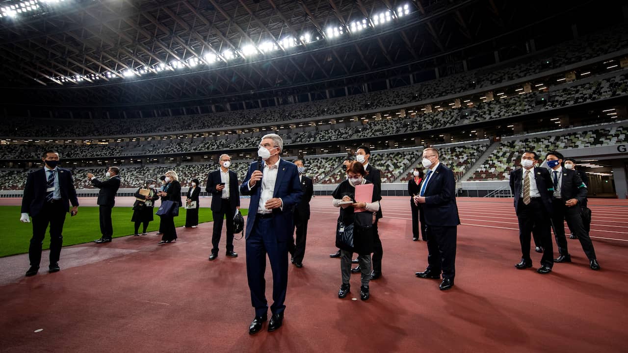 IOC-voorzitter Bach krijgt een rondleiding door het Olympisch Stadion.