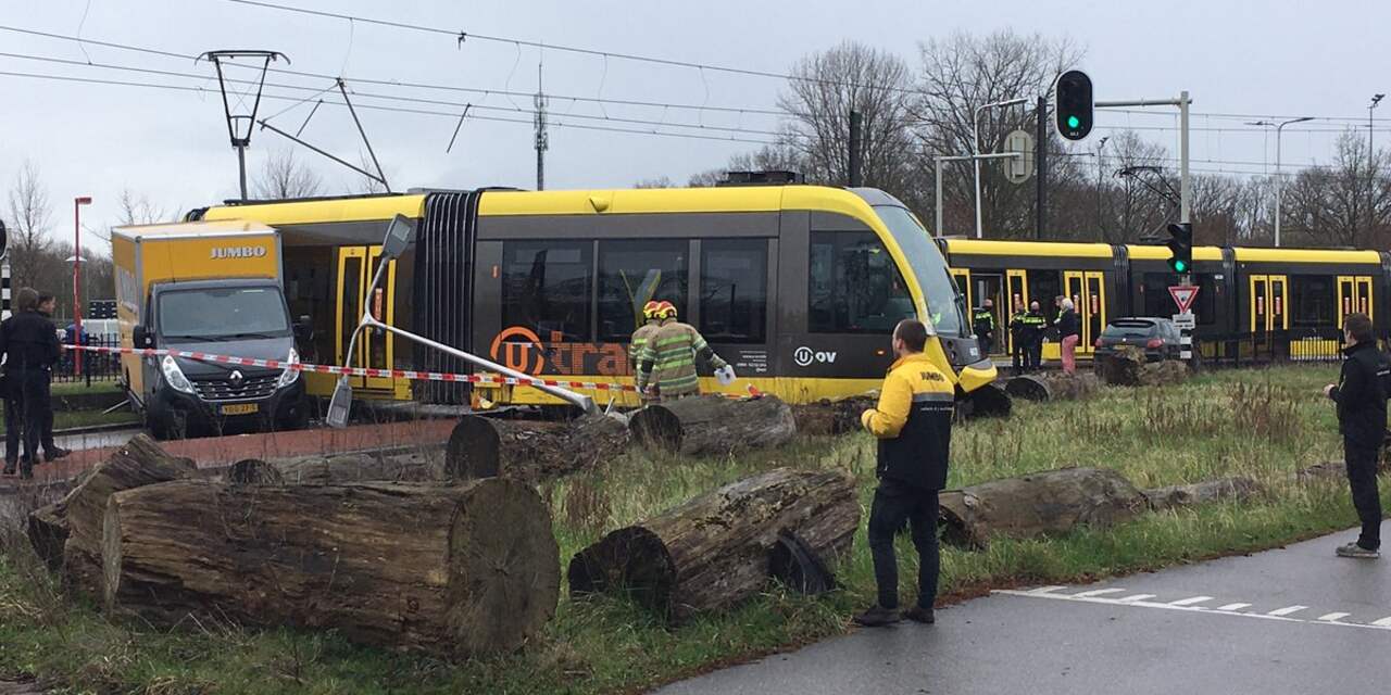 Utrechtse tram ontspoord na botsing met bestelbusje