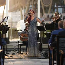 Hind zingt in Dubai voor koningspaar: ‘Bijzonder om Máxima te zien genieten’