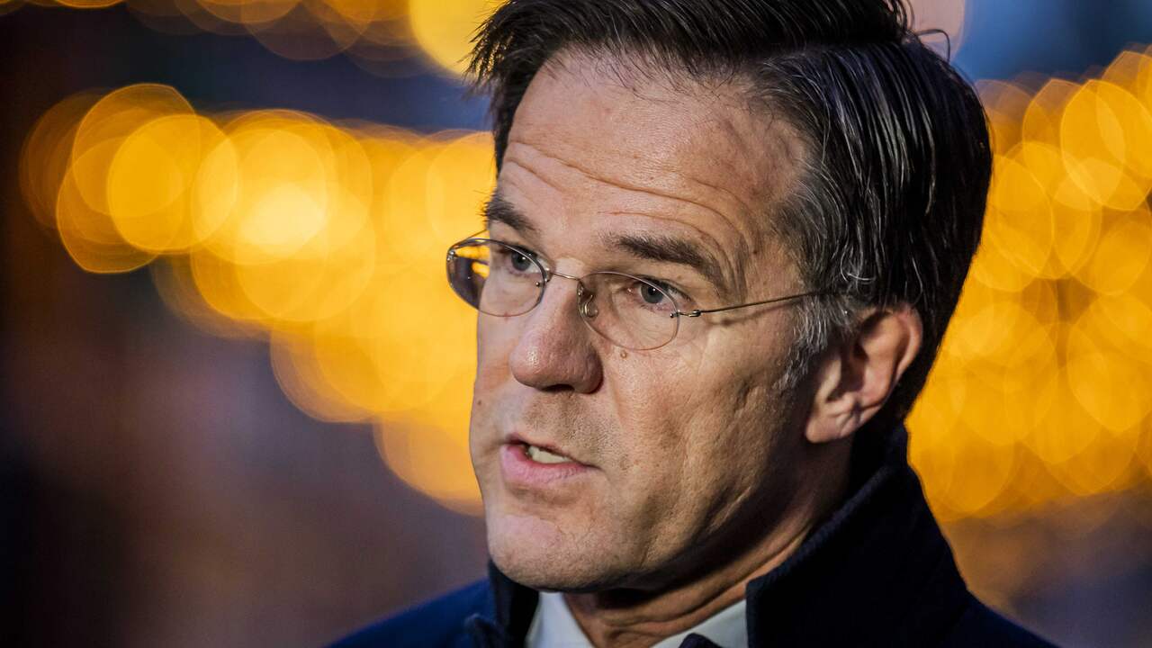 Beeld uit video: Rutte overhandigt eindverslag aan Kamervoorzitter