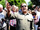 Apps complotdenker Alex Jones populair na schorsingen door techbedrijven
