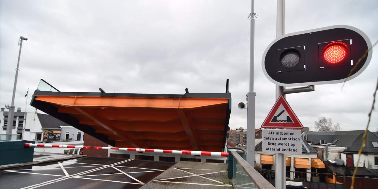 Verkeersproblemen Alphen: na afsluiting Julianabrug nu storing Albert Schweitzerbrug