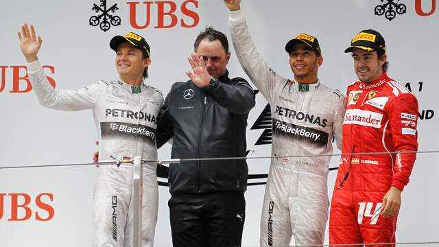 De vorige keer dat Fernando Alonso (rechts) op het podium stond was in 2014 na de Grand Prix van China.