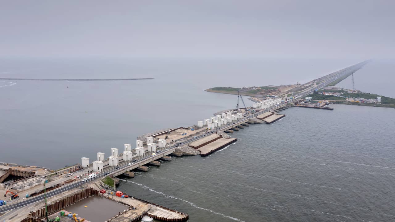 Afsluitdijk closed to traffic in both directions due to bridge failure |  inland