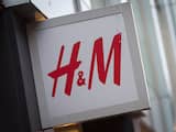 ZOETERMEER - Logo van de Zweedse modeketen Hennes & Mauritz (H&M) in Zoetermeer. ANP LEX VAN LIESHOUT