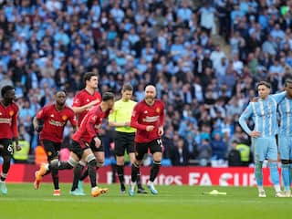Ten Hag en United ontsnappen aan bizarre afgang en treffen City in FA Cup-finale