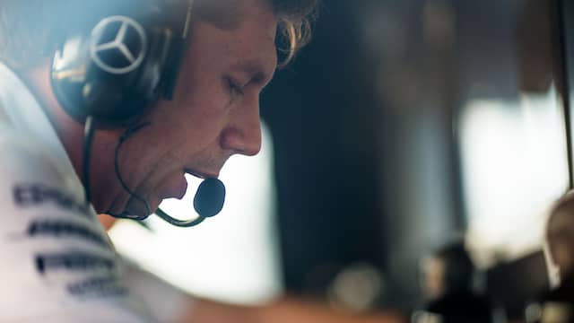 Mercedes-strateeg James Vowles aan de pitmuur.