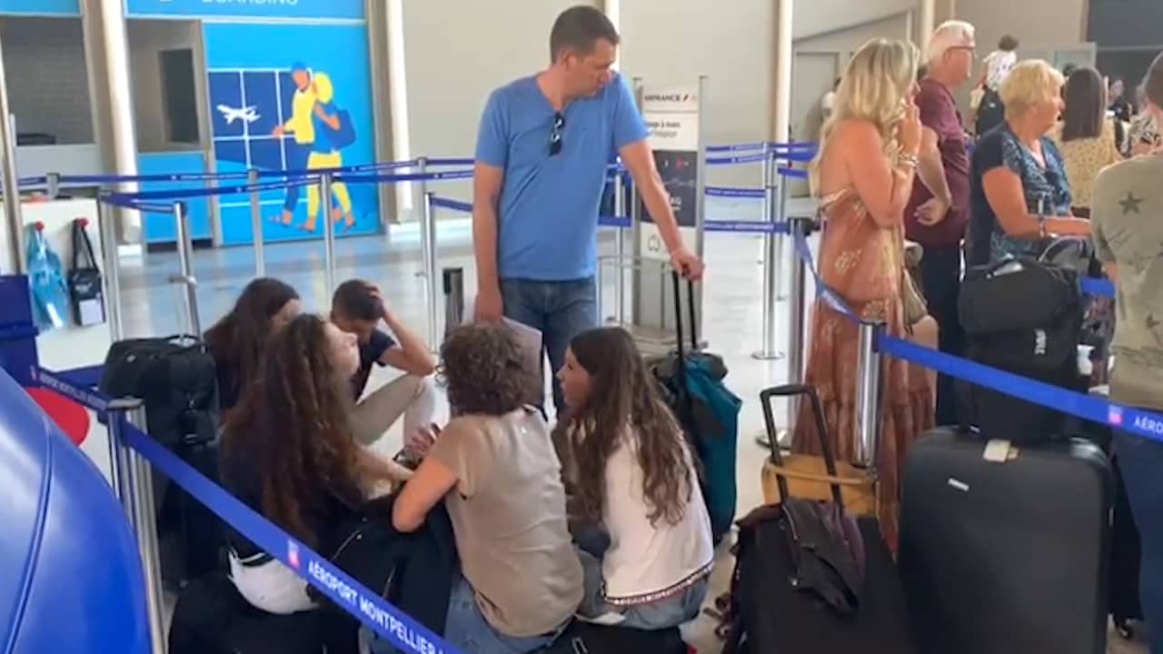 Beeld uit video: Reizigers zitten vast in Frankrijk door storing op Schiphol