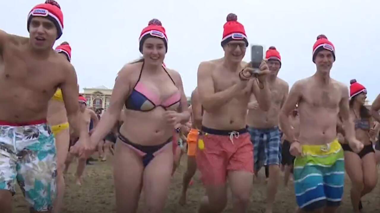 Beeld uit video: Duizenden mensen rennen zee in tijdens nieuwjaarsduik