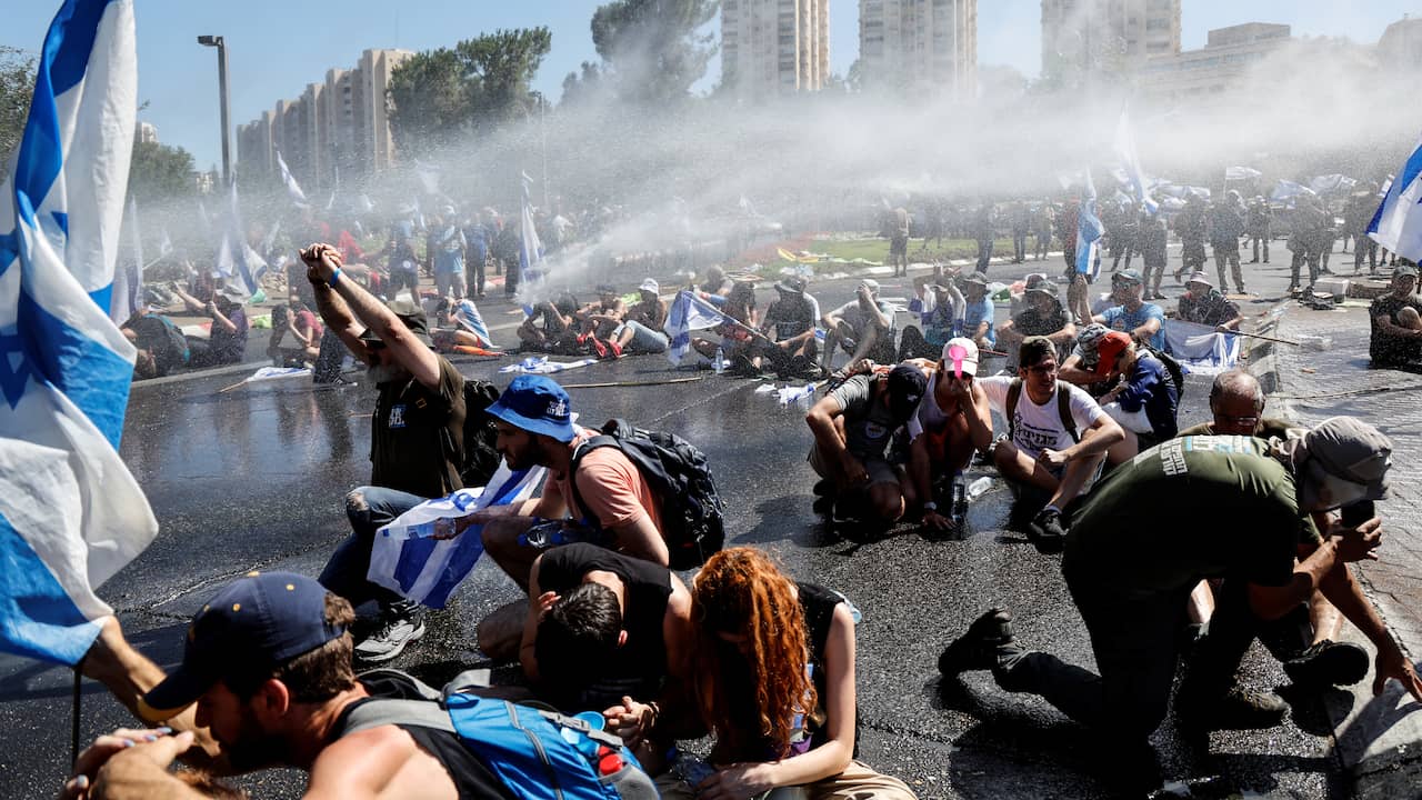 Demonstrators Block Israeli Parliament Entrance as Controversial Draft Law Sparks Protests and Arrests