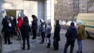 Bankruns en kelderende roebel: de Russische economie krijgt klappen