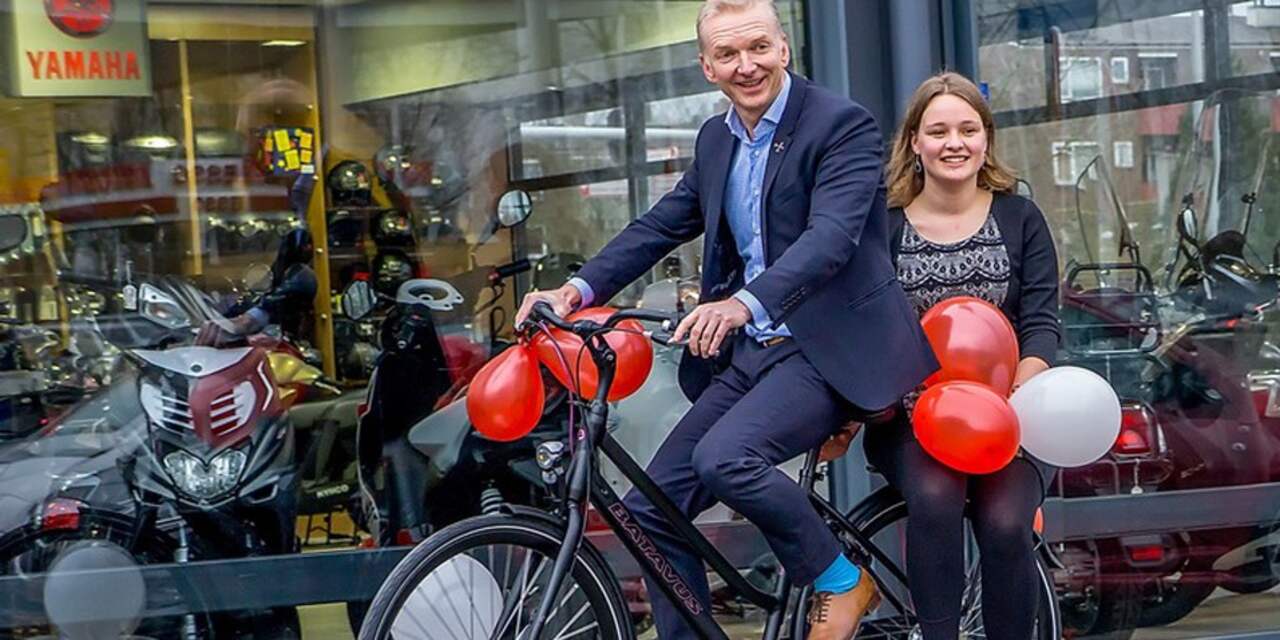 Wethouder Robert Strijk overhandigt nieuwe fiets aan 'flinke fietser'