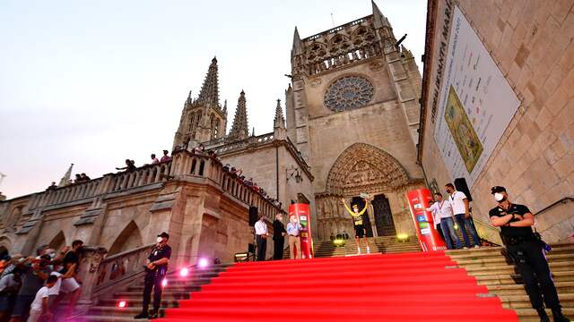 Primoz Roglic wordt gehuldigd als etappewinnaar voor de San Esteban-kerk in Burgos.