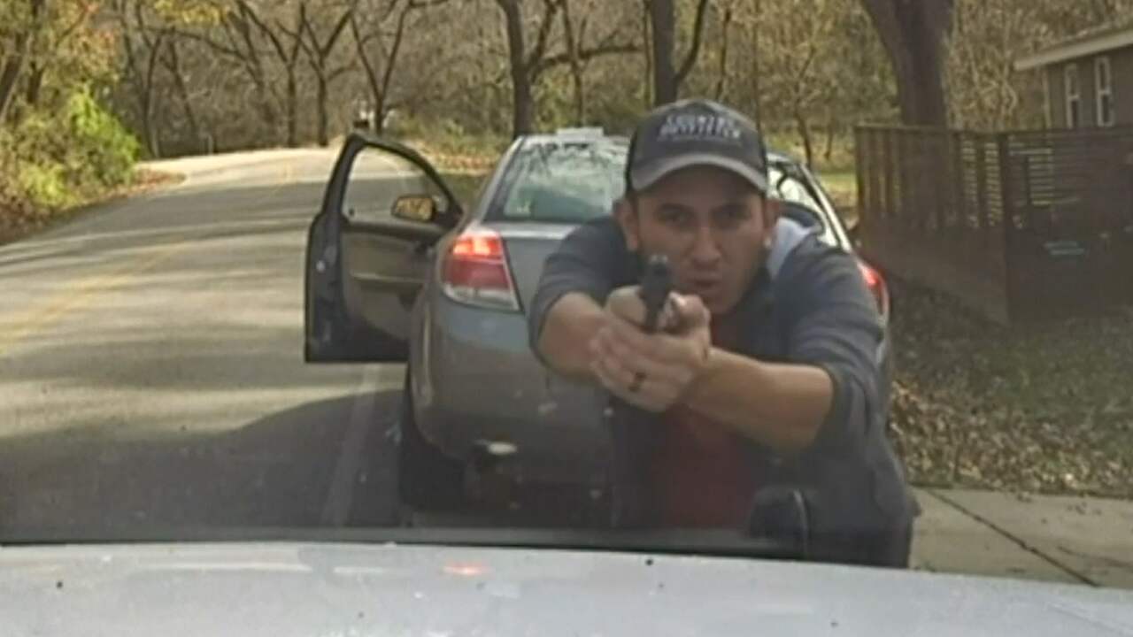 Beeld uit video: Dashcam filmt schietpartij bij verkeerscontrole in VS