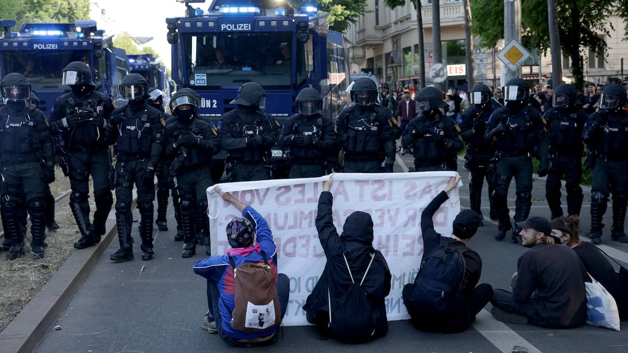 Clashes between police and far-left protesters in Leipzig |  outside