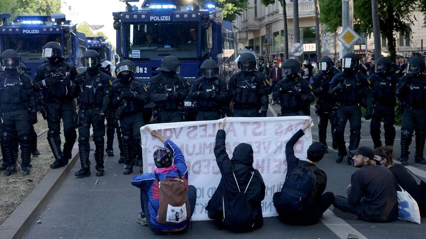 Botsingen tussen politie en extreemlinkse demonstranten in Leipzig
