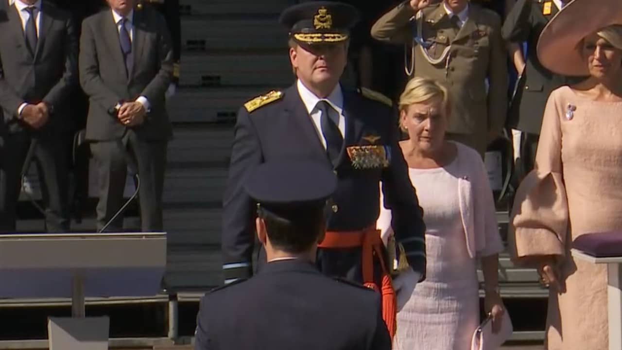 Beeld uit video: Koning reikt Militaire Willems-Orde uit in Den Haag