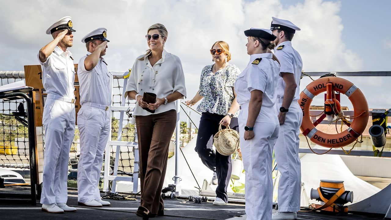 Beeld uit video: Koninklijke familie reist per marineschip van Aruba naar Curaçao