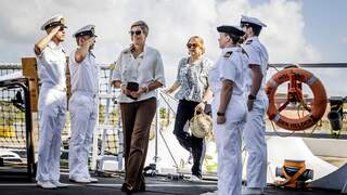 Koninklijke familie reist per marineschip van Aruba naar Curaçao