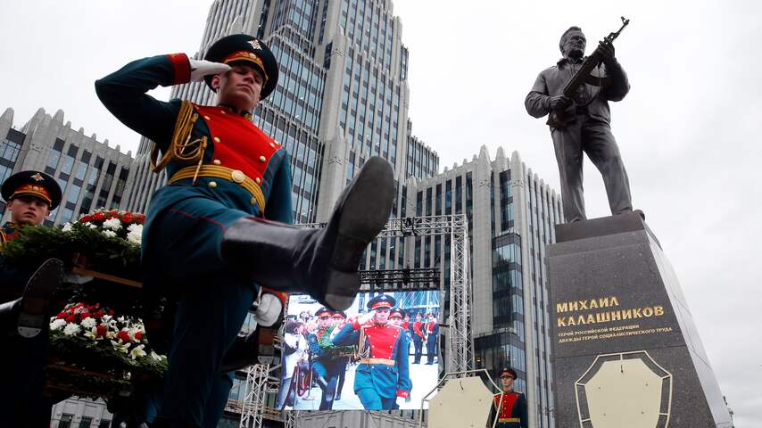 Standbeeld van AK-47-ontwerper Kalasjnikov onthuld in Moskou