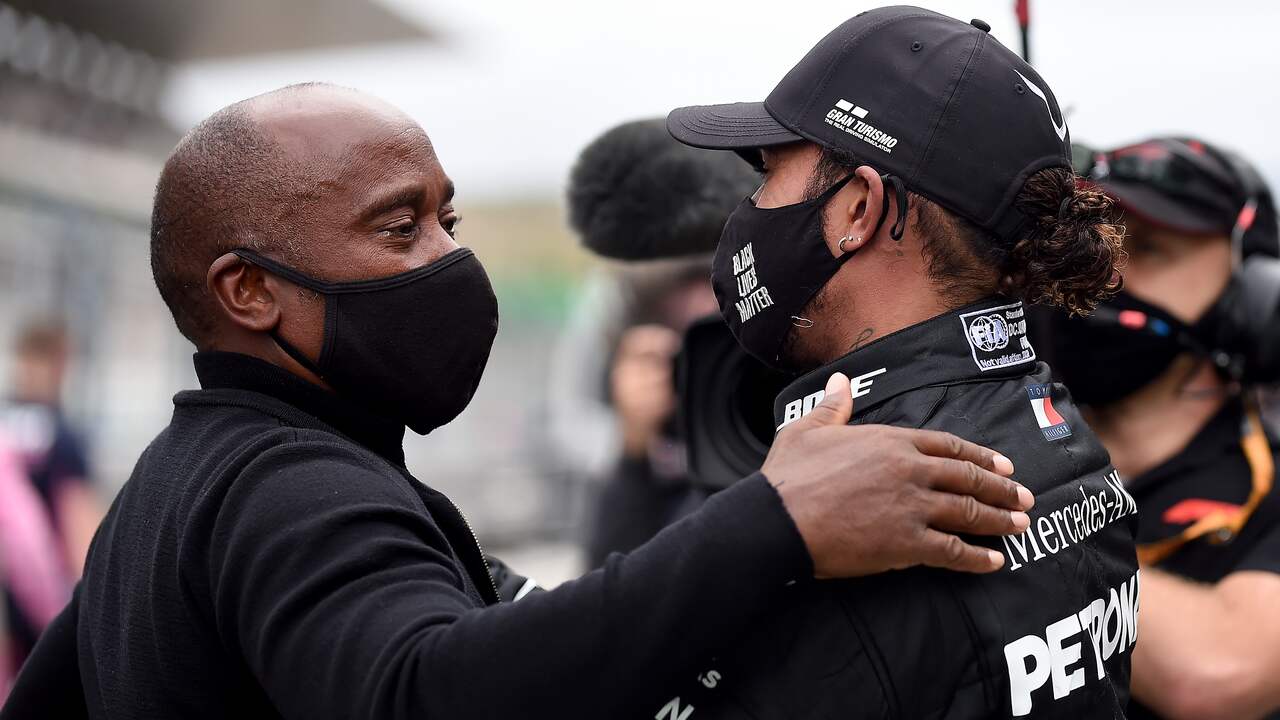 Lewis Hamilton met zijn vader na de Grand Prix van Portugal.