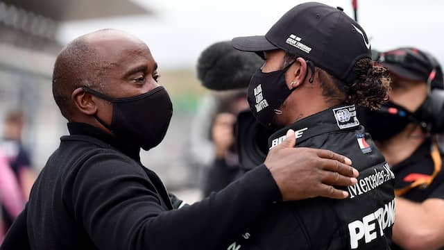 Lewis Hamilton met zijn vader na de Grand Prix van Portugal.