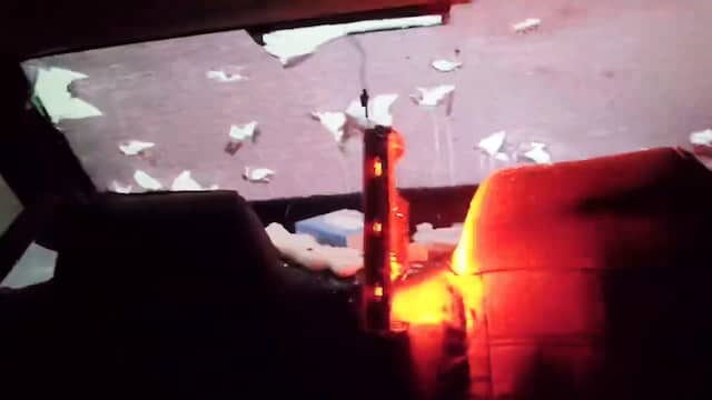 Hagelstenen slaan door achterruit van auto in China