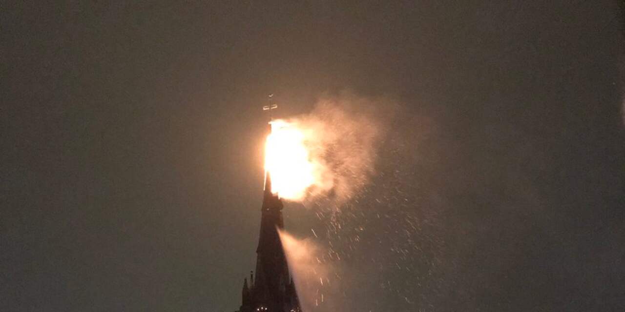 Deel toren Sint-Laurentiuskerk Weesp ingestort na brand