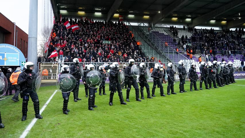 Waalse en Antwerpse voetbalderby ontsierd door rellende supporters