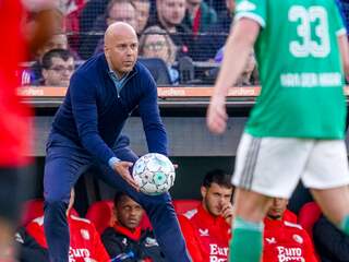 Feyenoord boekt probleemloze zege op PEC in memorabel duel voor trainer Slot