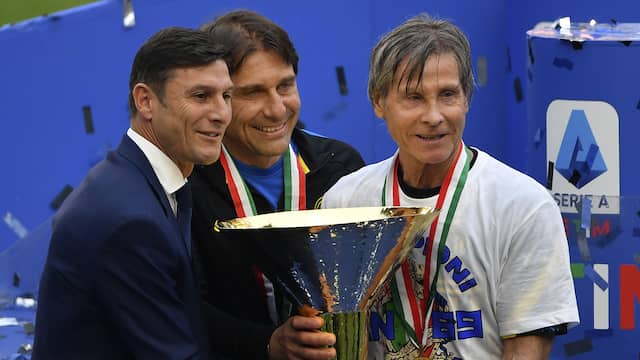 Antonio Conte met de kampioensbeker. Naast hem Inter-president Javier Zanetti (links) en technisch directeur Gabriele Oriole (rechts).