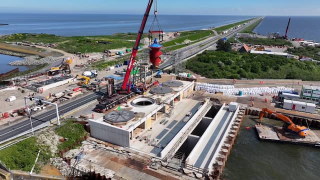 Rijkswaterstaat hijst enorme pompen op Afsluitdijk voor nieuw gemaal