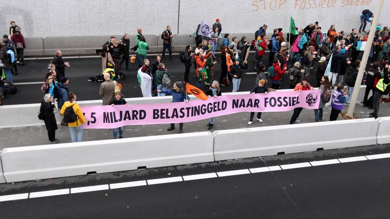 Beeld uit video: Klimaatdemonstranten blokkeren A12 weer: 'Stop fossiele subsidies'