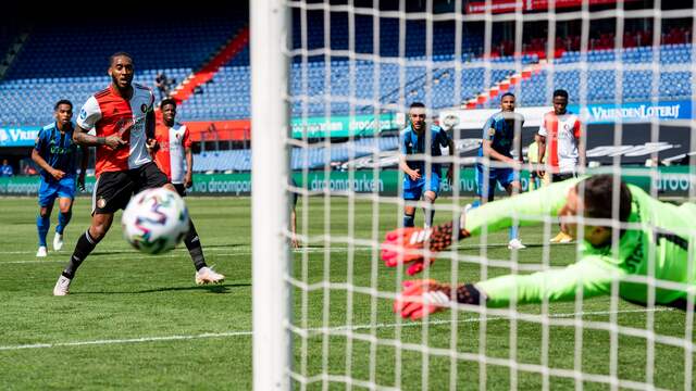 Leroy Fer ziet zijn strafschop gekeerd worden door Maarten Stekelenburg.