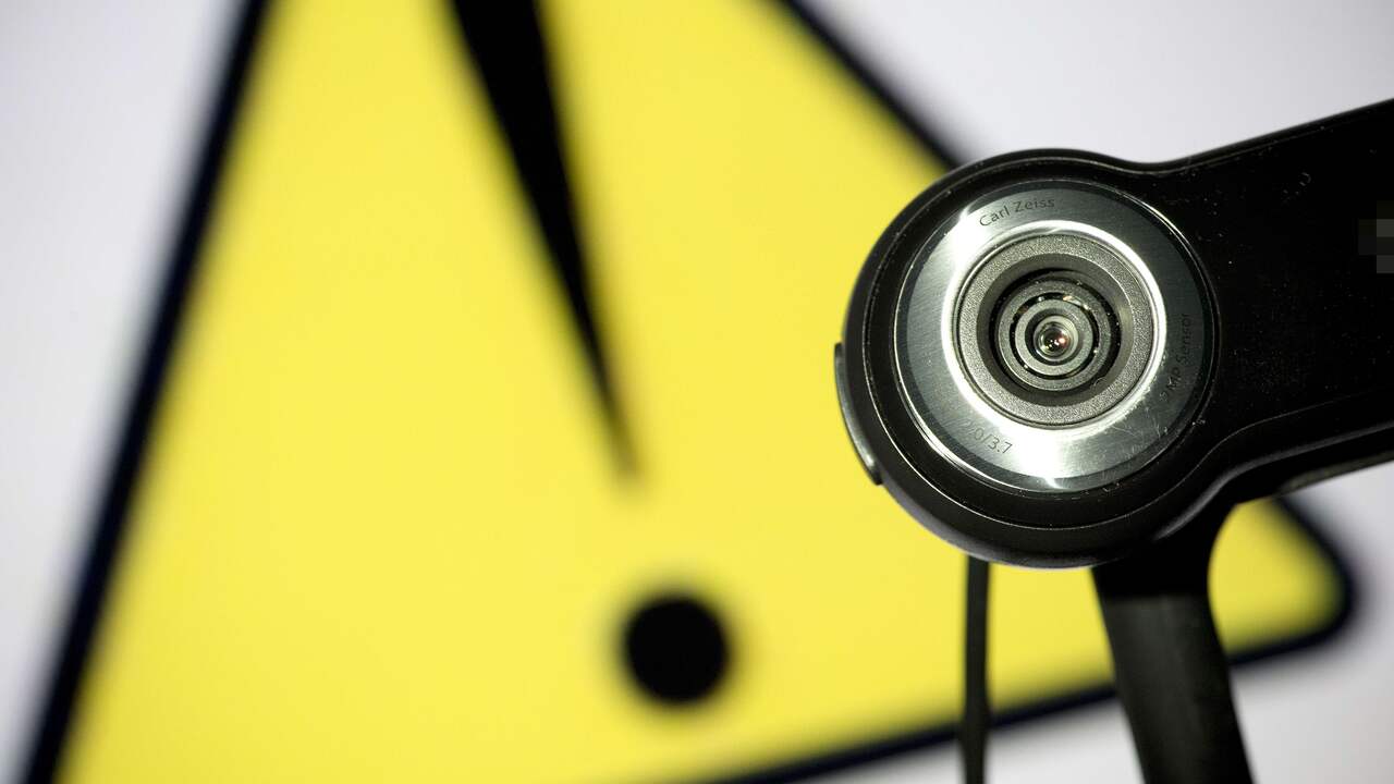 Zo voorkom je dat een hacker via je webcam meekijkt