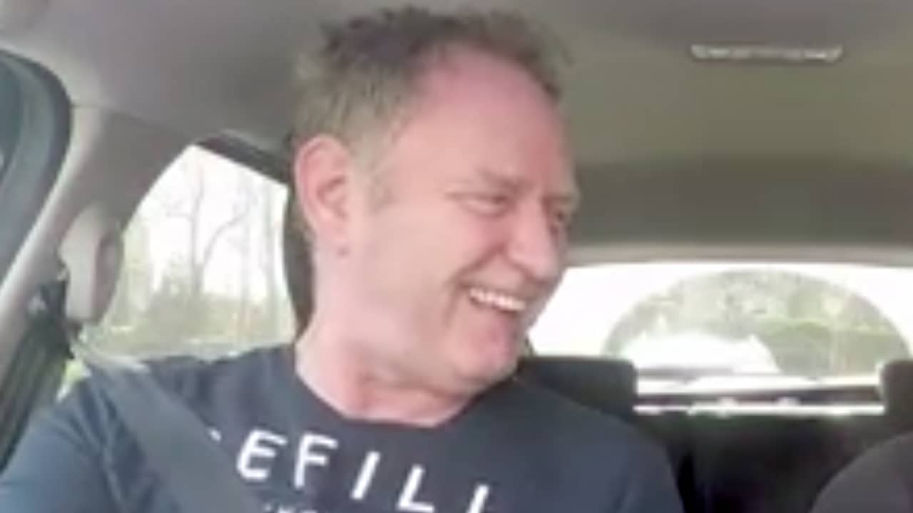 Beeld uit video: In de auto met Piet Paulusma: 'Moet pensioen nog bij elkaar harken'