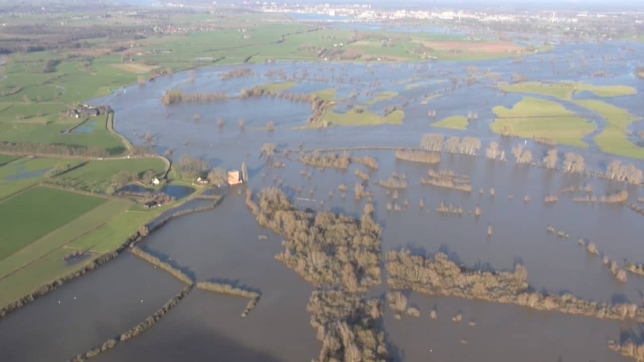 Beeld uit video: Helikopterbeelden tonen hoog water in Nederlandse rivieren