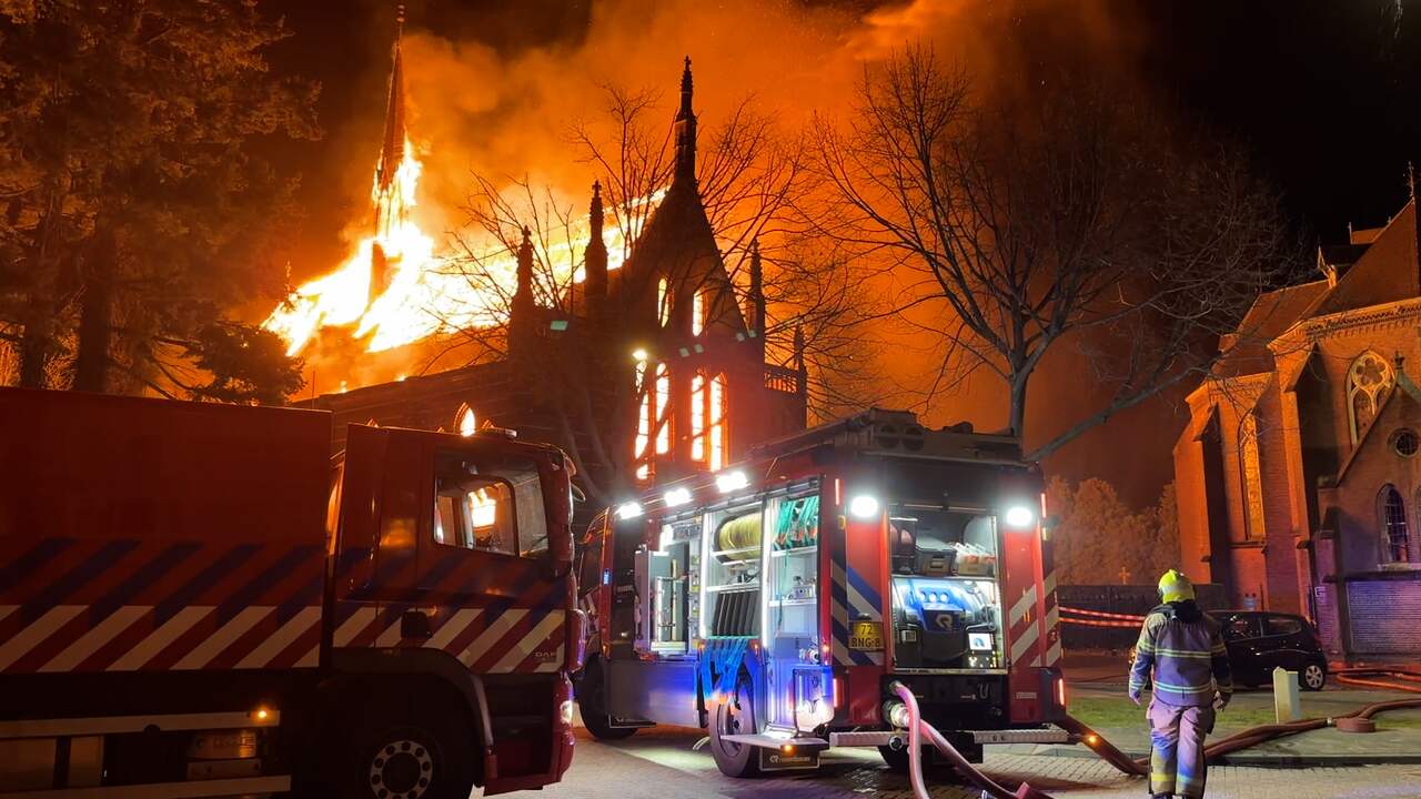 Beeld uit video: Vlammen slaan uit dak van kerkgebouw in Veghel