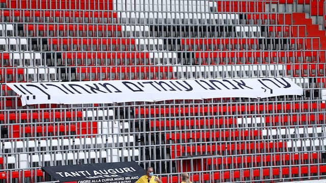 PSV-supporters betuigden met spandoeken hun steun aan Eran Zahavi.