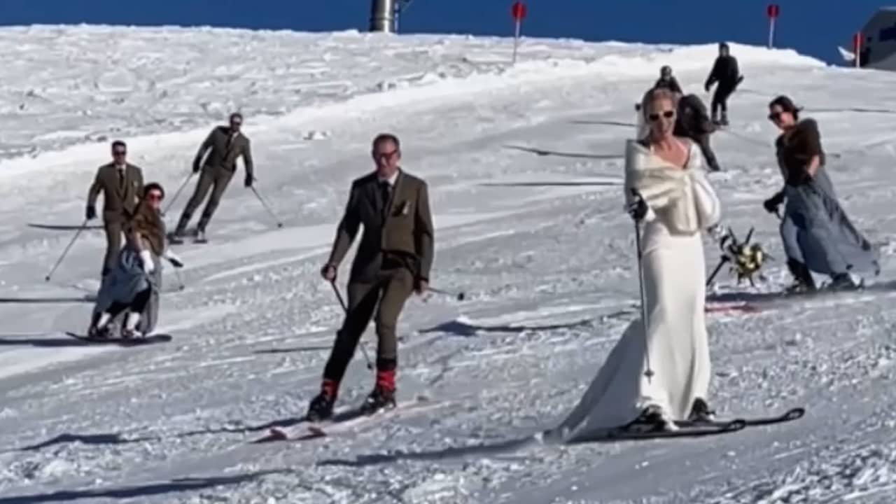 Beeld uit video: Stel trouwt op 2.600 meter hoogte en skiet naar beneden