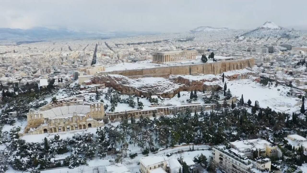 Beeld uit video: Drone filmt met laag sneeuw bedekte monumenten in Athene