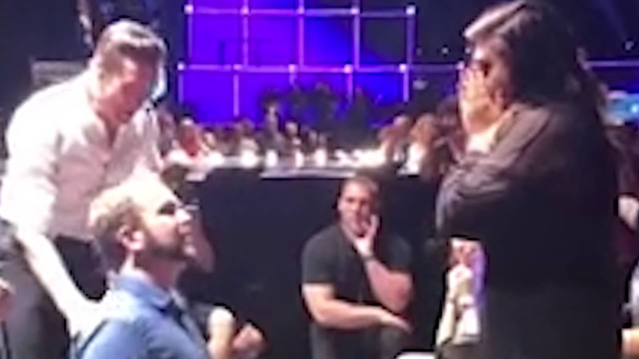 Hugh Jackman helpt man tijdens zijn concert met aanzoek