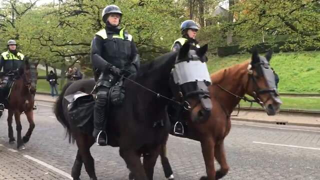 Politie patrouilleert te paard in Nijmegen bij intocht Sinterklaas